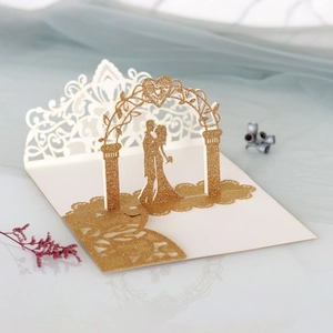 Détail macro d'invitation de mariage 3D avec couple découpé au laser et paillettes d'or
