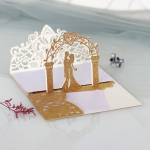 Détail d'invitation de mariage découpée au laser avec paillettes dorées et design romantique