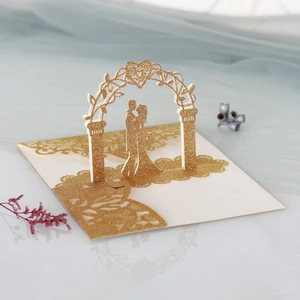 Détail d'une carte de mariage 3D avec un couple romantique sous une arche florale dorée