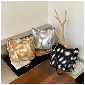 Detailansicht der geflochtenen Umhängetaschen in Gold, Silber und Schachbrettmuster