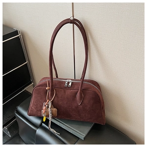 Detailaufnahme der dunkelroten Wildleder-Bowlingtasche mit Reißverschluss und Anhänger