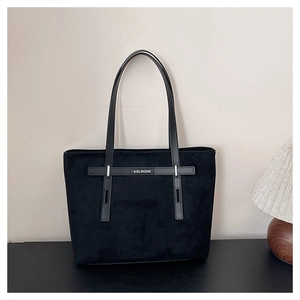 Vista dettagliata della borsa tote nera opaca con dettagli in argento e manici in pelle
