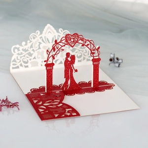 Détail d'une carte de mariage 3D découpée au laser avec un couple sous une arche