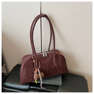 Dunkelburgunderrote Bowling-Tasche aus Wildleder mit langen Henkeln und Anhänger