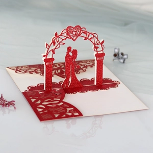 Détail d'invitation de mariage 3D découpée au laser avec paillettes rouges et silhouette