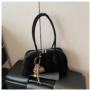 Nahaufnahme der schwarzen Wildleder-Schultertasche mit Doppelreißverschlüssen und Anhängern