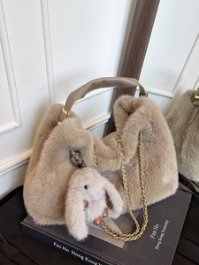 Borsa tote in morbida ecopelliccia beige con catena dorata e ciondolo a coniglio