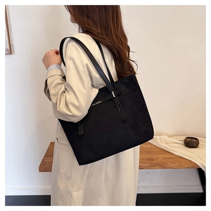 Dettaglio della borsa tote nera opaca minimalista con logo KALANDAI e inserti in metallo