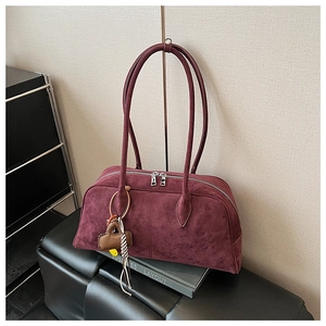 Detailansicht der weinroten Bowling-Tasche aus Wildleder mit silbernen Reißverschlüssen
