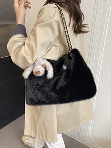 Borsa tote in ecopelliccia nera con tracolla a catena d'oro e ciondolo a coniglio