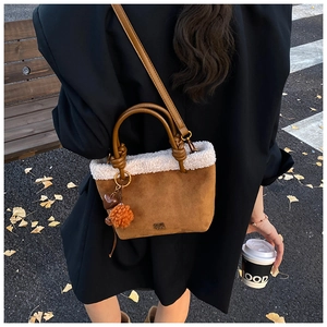 Elegante borsa a secchiello in pelle scamosciata marrone con finiture in lana