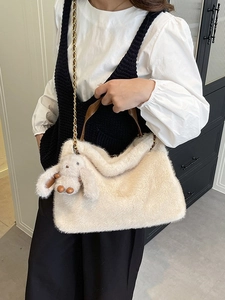 Borsa tote in ecopelliccia color panna con catena dorata e ciondolo a coniglio