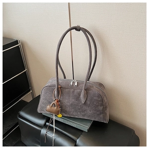 Detailansicht der dunkelgrauen Wildleder-Schultertasche mit Doppelreißverschluss-System