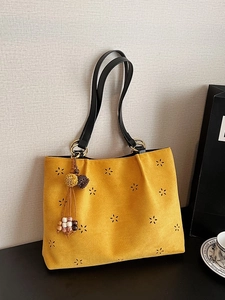 Sac seau vintage en daim jaune ajouré avec motifs floraux et charm pompon