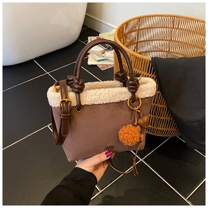 Borsa a secchiello in pelle scamosciata marrone con bordo in finta pelliccia bianca