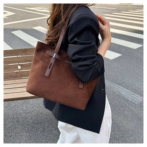 Vista street style della borsa tote in nabuk marrone scuro indossata da una modella