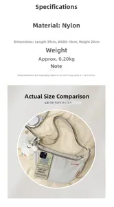 Dettaglio borsa a tracolla in nylon leggero con dimensioni 39x10x20cm e tessuto grigio