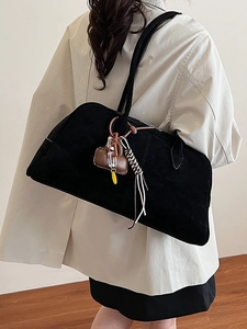 Schwarze Wildleder-Umhängetasche im Retro-Stil mit Herzanhänger und Quasten-Detail