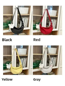 Borse a tracolla in nylon nero, rosso, giallo e grigio con ciondoli a forma di orso