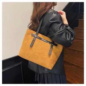 Dettaglio della borsa tote vintage in pelle scamosciata con texture leopardata