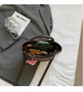 Vue intérieure d'un sac à main marron foncé montrant un grand espace pour le téléphone