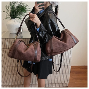 Sac Boston en daim marron montrant sa grande capacité et son style vintage
