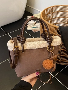 Borsa a secchiello in camoscio marrone con bordo in ecopelliccia bianca e ciondoli morbidi