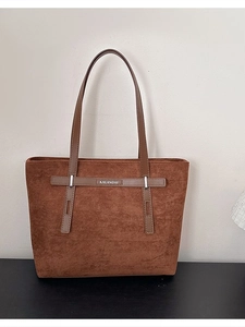 Borsa tote marrone in pelle scamosciata con design a cinturino e ampio spazio