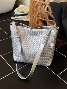 Silberne geflochtene Tragetasche mit verstellbarem Gurt und Metalllogo für Damen