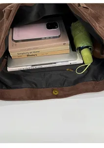 Macro-weergave van de bruine suède shopper met magneetsluiting en ruime opbergvakken