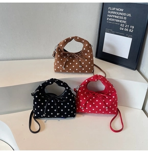 Sacs à main à pois chic en marron, noir et rouge avec détails de nœuds décoratifs