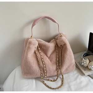 Détail du sac cabas en fausse fourrure rose avec chaîne dorée et anse en cuir