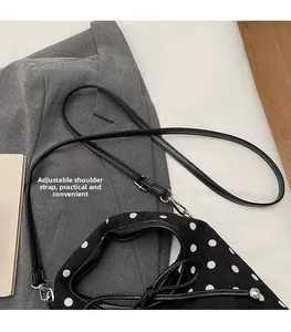 Sac à bandoulière à pois avec une sangle en cuir réglable et des boucles en métal