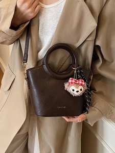 Sac Seau en Cuir PU pour Femmes Poignée Ronde Sac à Main de Navettage Sac à Bandoulière avec Pendentif en Peluche et Foulard en Soie