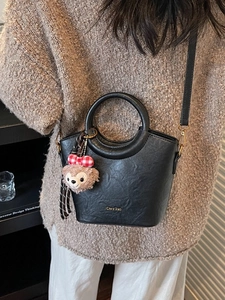 Sac seau noir en cuir foulonné avec poignées rondes et pendentif en peluche doux