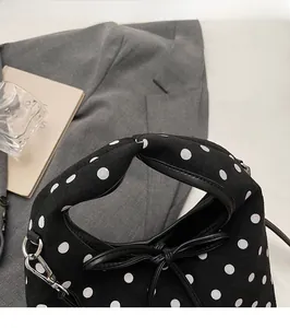 Sac à main à pois avec texture velours douce et détail de nœud décoratif en cuir