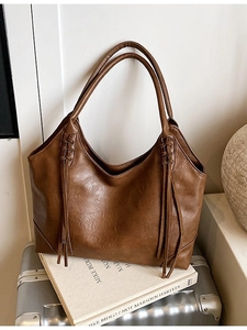 Sac cabas vintage en cuir marron avec anses tressées et longues franges décoratives