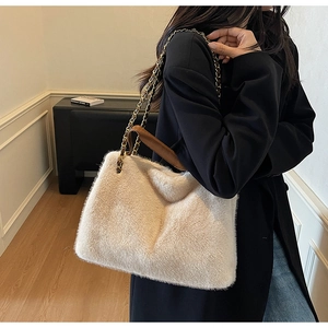 Détail du sac cabas doux en fausse fourrure crème avec cuir marron et chaîne dorée
