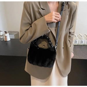 Détail du sac à main noir en fausse fourrure avec texture peluche et anses en cuir