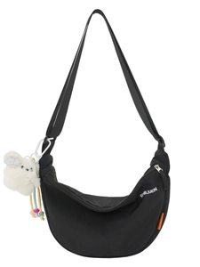 Borsa a tracolla a mezzaluna in nylon nero minimalista con logo e ciondolo di peluche