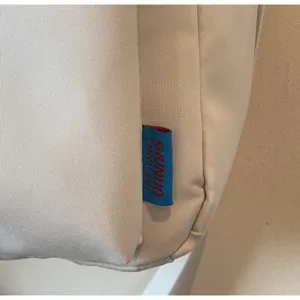 Vue macro détaillée de l'étiquette en tissu bleu sur le côté d'un sac cabas en nylon