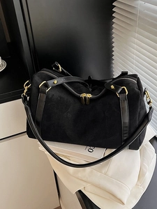 Sac Boston rétro en daim noir avec détails dorés et bandoulière amovible élégante