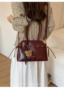 Détail du sac cabas plissé bordeaux avec un joli charm d'ours en peluche doux