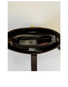 Vue intérieure du sac seau léopard vintage montrant les compartiments et la grande capacité
