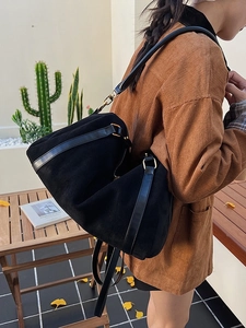 Sac Boston rétro en daim noir pour femme avec détails dorés, style épaule et bandoulière