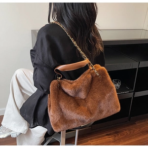Sac fourre-tout chic en fausse fourrure marron avec anses cuir et chaîne dorée