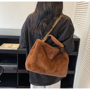 Détail du sac cabas en fausse fourrure marron foncé avec bandoulière chaîne dorée