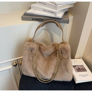 Détail du sac à main en fausse fourrure beige avec texture douce et chaîne dorée