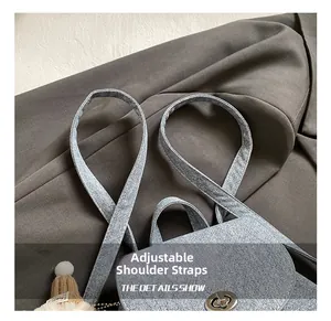 Dettaglio tracolla regolabile e serratura in metallo su zaino vintage blu denim