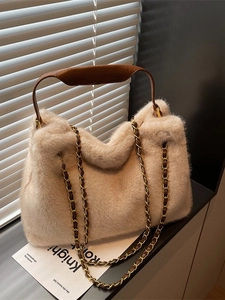 Sac fourre-tout chic en fausse fourrure blanc cassé avec poignées en cuir marron